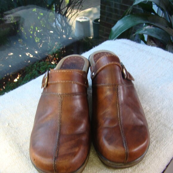Bass tan genuine camel leather buckle slip-on clogs, size 8.5 - Picture 2 of 7
